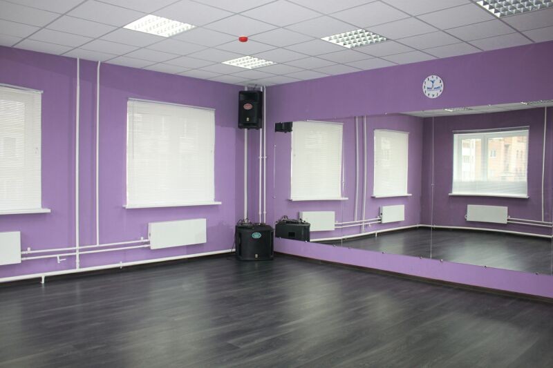 Зал танец школа. Танцевальный зал. Спортзал в фиолетовых тонах. Зал для занятий танцами. Спортзал в фиолетовом цвете.