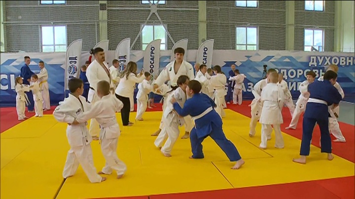 Чемпион Хайбулаев провел тренировку для спортсменов новой школы дзюдо в Волхове