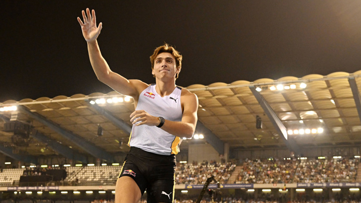 Дюплантис в двенадцатый раз побил мировой рекорд в прыжках с шестом