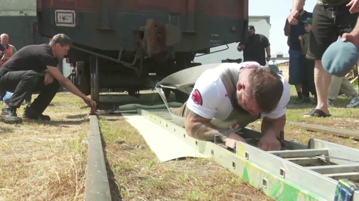Рекордсмен Иванов рассказал, как смог протащить вагон меньше, чем за минуту