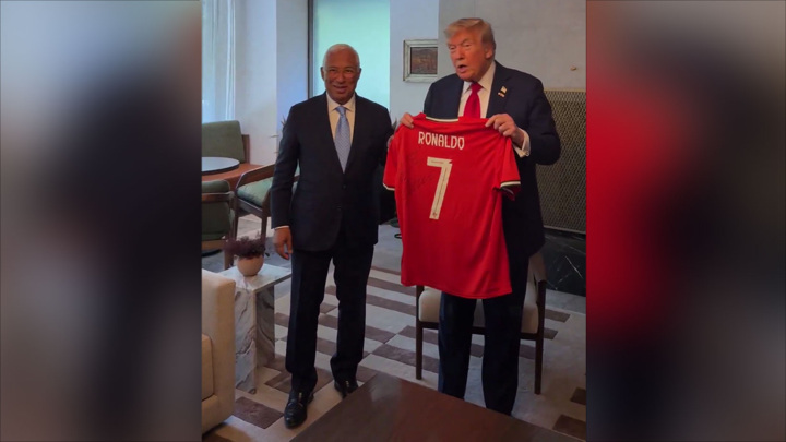 Роналду подарил "выступающему за мир" Трампу футболку со своим автографом
