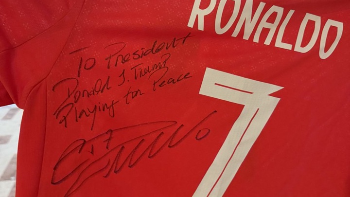 Роналду подарил "выступающему за мир" Трампу футболку со своим автографом